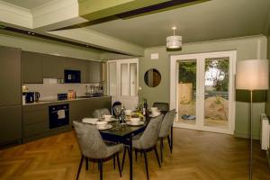 a dining room with a table and chairs and a kitchen at The Whitehouse - Flat B in Carbis Bay +20 photos