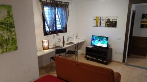 A television and/or entertainment centre at Residential Majada Apartments