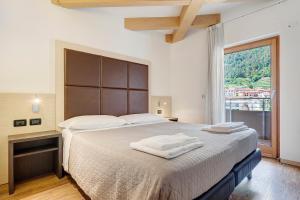 a bedroom with a large bed with a large window at Cameras Mori in Mori