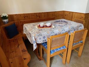 a table with a tray with two cups on it at Casa Sandrina in Caprino Veronese