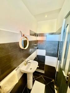 a bathroom with a sink and a shower at Chez les copains in Sidi Kaouki