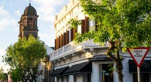 DoloresDolores Hotel - Uruguay的钟楼楼前的街道标志