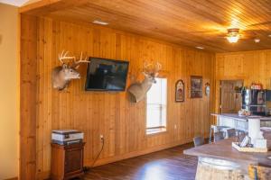 two deer heads hanging on the wall of a room at Tall Tine Lodge in La Prairie +57 photos