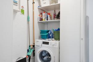 a washer and dryer in a small room at Grachtenblick I in Greetsiel