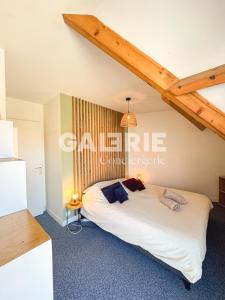 a bedroom with a large bed in a attic at GC - Entre Terre Et Mer in Wissant
