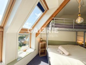 a room with a bunk bed and a window at GC - Entre Terre Et Mer in Wissant