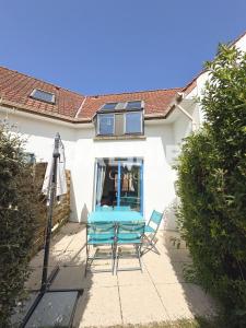 a table and chairs in front of a house at GC - Entre Terre Et Mer in Wissant +33 photos