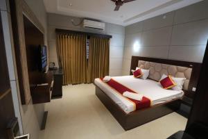 a bedroom with a bed and a television in it at KAR Towers in Ārani