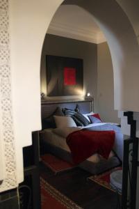 Ένα ή περισσότερα κρεβάτια σε δωμάτιο στο Riad Kantarell