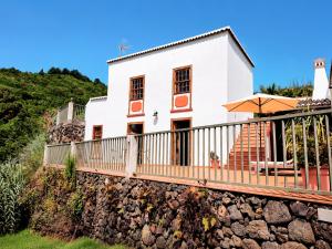 a white house on a hill with a fence at Neólida in Puntallana
