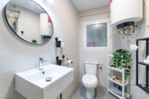 a bathroom with a sink and a mirror and a toilet at Casa Maruchi Apartamento 2 in Almería +31 photos