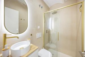 a bathroom with a sink and a shower at Casa Socra in Arcos de la Frontera