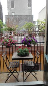 リポストにあるLa Casa Rosaの花の咲くバルコニー(テーブル、椅子付)