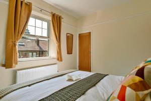 a bedroom with a bed and a window at Finest Retreats - 2 Haywood View in Grindleford Bridge
