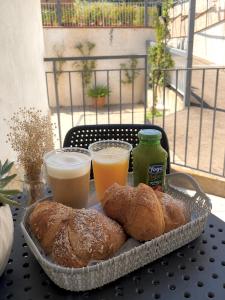 a tray of bread and two glasses of orange juice at Dolci Momenti in Gragnano