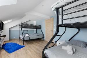 a bedroom with two bunk beds in a room at Villa Flora 14 pers 5 chambres in Courcelles-de-Touraine