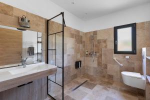 a bathroom with a sink and a shower at Villa Flora 14 pers 5 chambres in Courcelles-de-Touraine +21 photos