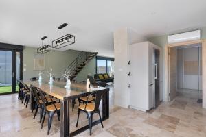 a kitchen and dining room with a table and chairs at Villa Flora 14 pers 5 chambres in Courcelles-de-Touraine
