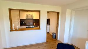 a room with a kitchen with a mirror on the wall at Longinus Quartier in Havixbeck