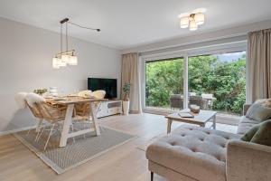 a living room with a table and a couch at Nordseebude Kleine Auszeit in Sankt Peter-Ording