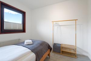 a bedroom with a bed and a window at Küsten Auszeit in Guttau