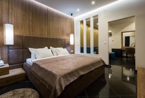 سرير أو أسرّة في غرفة في Hotel Crystal Light
