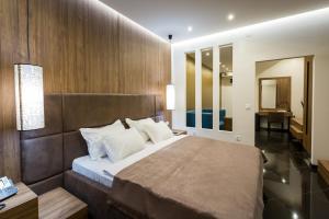 سرير أو أسرّة في غرفة في Hotel Crystal Light