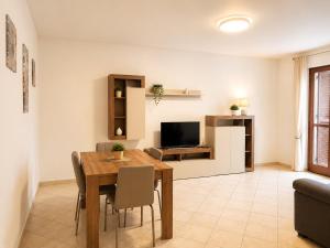 a living room with a dining room table and a television at Optima Casa Vacanze II in Telese