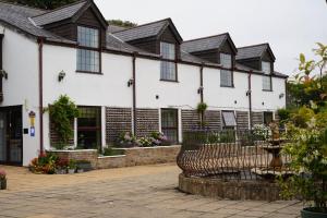 a building with a bench in front of it at Meadows Hotel in Perranzabuloe
