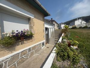 a house with flowers on the side of it at O Lar Tuna in Pereiro