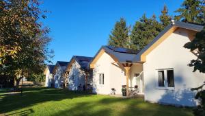 a white house with a gambrel roof at Malownicza Dolina in Wapnica