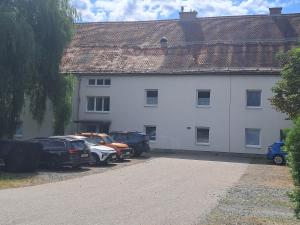 a white house with cars parked in front of it at Self Check-in Apartment DLT - Free Parking in Sankt Marein im Mürztal