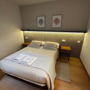 a bedroom with a bed with two towels on it at Gre2 in El Barco de Ávila