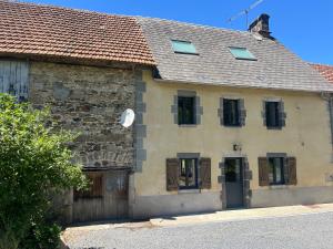 an old stone building with windows and a roof at Gîte du Redondet in Cisternes-la-Forêt