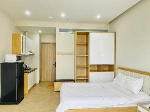 a small room with a bed and a kitchen at MIDMOST C22 Apartment in Can Tho +41 photos