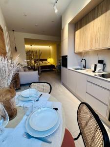 ein Tisch mit Tellern darauf in einer Küche in der Unterkunft Alpha Estudios, Apartamentos turísticos in Astorga + 28 Fotos