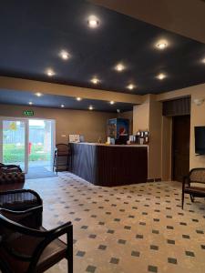 a lobby with a waiting area with chairs and a reception desk at Hotel Turist Beharca in Beharca