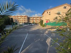 an empty street in front of a building at Linaya Hôtel & Restaurant in Bormes-les-Mimosas