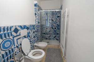 ein Badezimmer mit Toilette und Dusche in der Unterkunft Breva e Tivano in Rezzonico + 24 Fotos