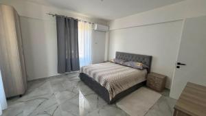 ein kleines Schlafzimmer mit einem Bett und einem Fenster in der Unterkunft Lin Luli in (( Shën Ded Gjoni ))