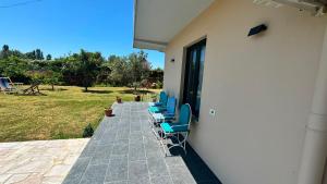 eine Reihe Stühle auf einer Terrasse in der Unterkunft Lin Luli in (( Shën Ded Gjoni ))