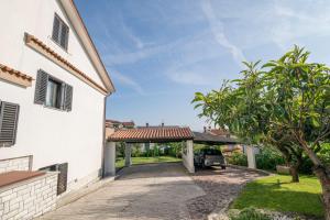 a driveway leading to a building with a gazebo at Prostorni in udobni apartmaji Izola SL - Spacious & Comfortable Apartments Izola SL in Izola