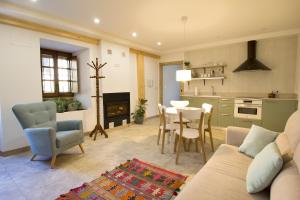a living room with a couch and a table and a kitchen at Tailer-Txiki in Apatamonasterio