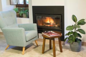 a living room with a chair and a fire place at Tailer-Txiki in Apatamonasterio