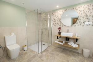a bathroom with a shower and a toilet and a sink at Tailer-Txiki in Apatamonasterio