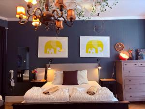 a bedroom with a bed and a blue wall at OW, by A&J - Familj & Bilen & Hunden - Liseberg & Avenyn! in Gothenburg