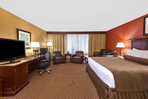 a hotel room with a bed and a desk with a computer at FairBridge Inn & Suites Independence in Cleveland