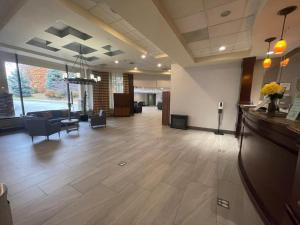 a lobby of a hospital with a waiting room at FairBridge Inn & Suites Independence in Cleveland
