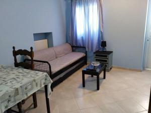 ZárakesにあるMike Houseのソファとテーブルのあるリビングルーム