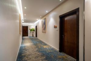 a hallway with a door and a carpeted hallway at القصر الإسكان in Khamis Mushayt